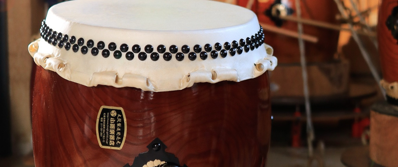 完成した長胴太鼓工房から