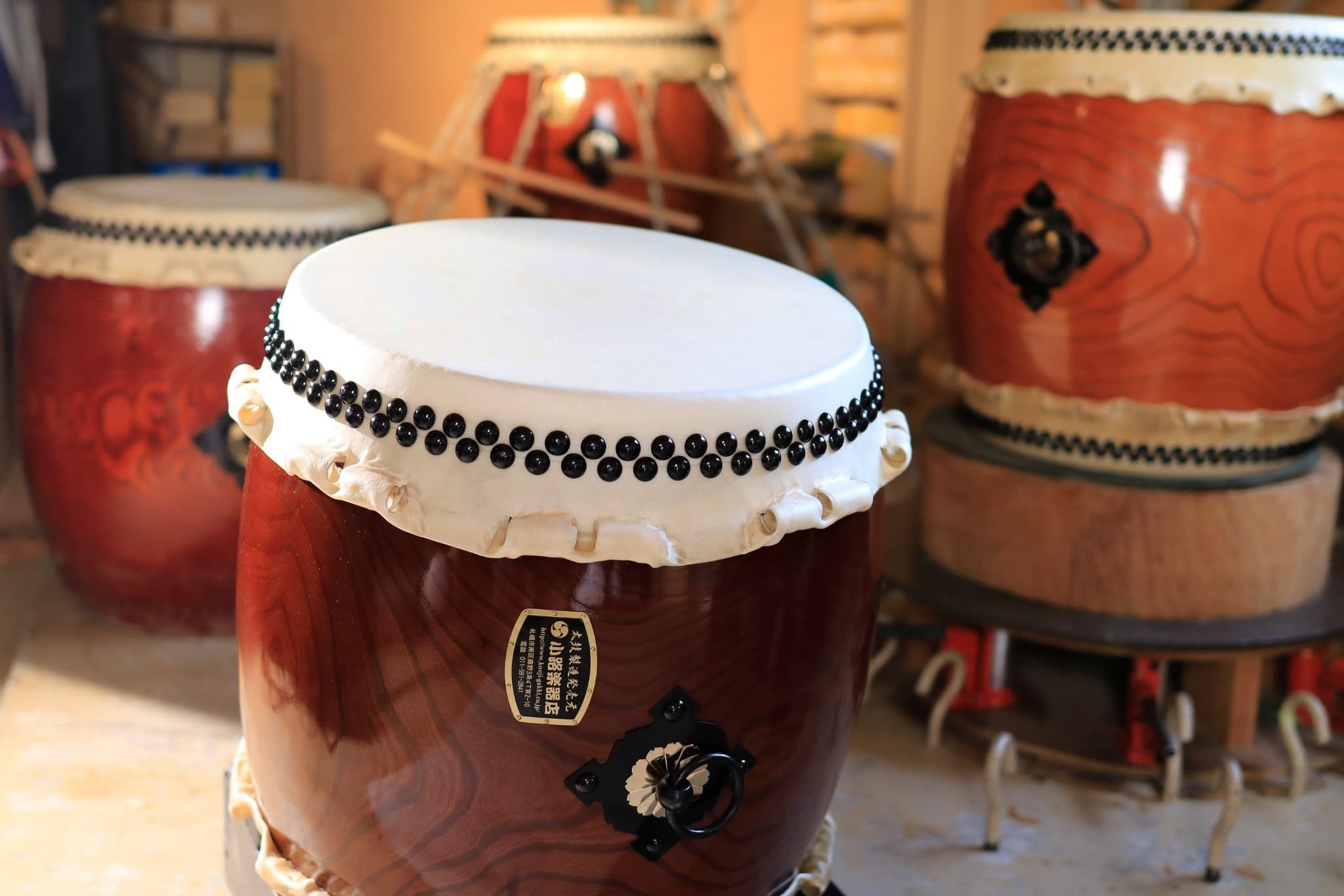 札幌の工房で製作された宮太鼓。小路楽器店の伝統技法で仕上げた和太鼓。