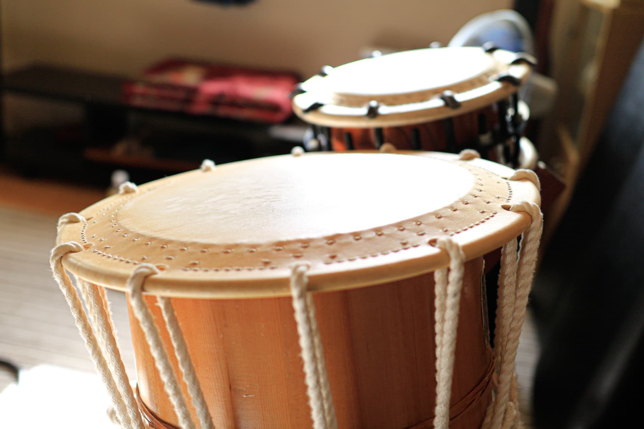 桶胴太鼓の革張り部分。札幌の小路楽器店で一つひとつ手作りされる和太鼓。