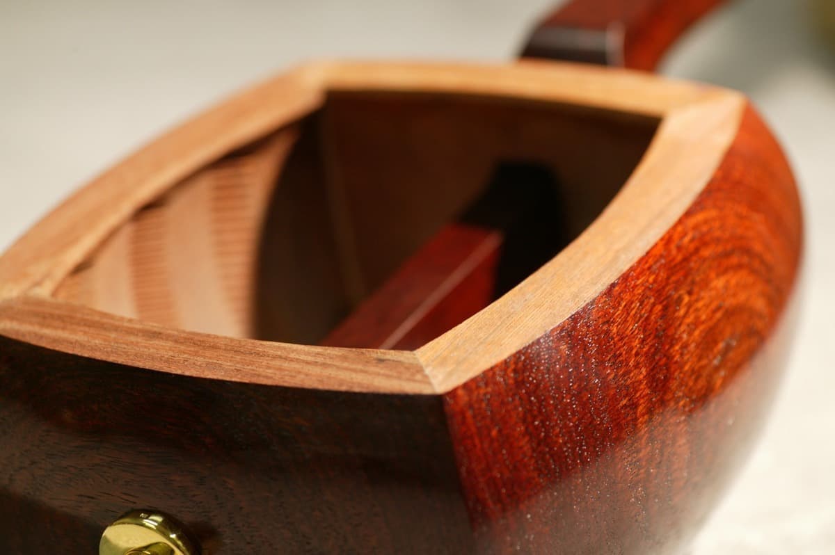 三味線の胴を製作中の工程。小路楽器店の職人が丁寧に木地を仕上げる様子。