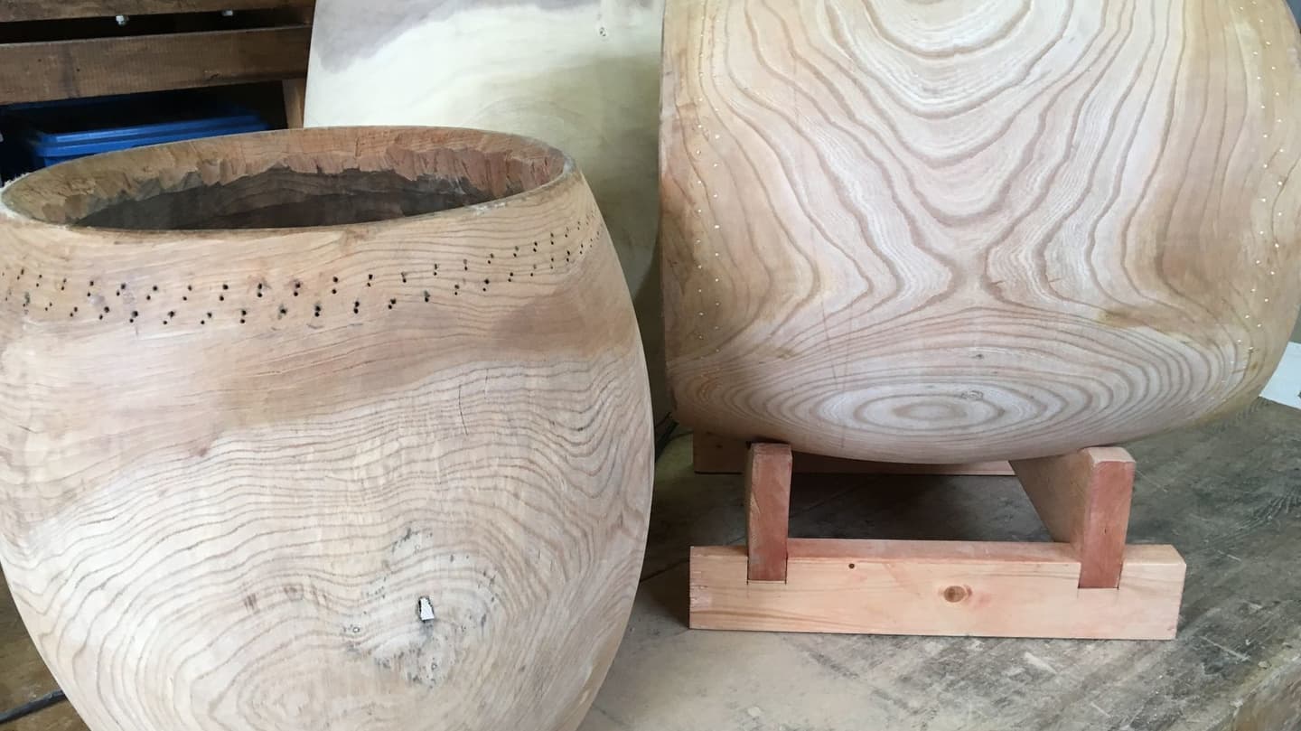 太鼓胴の木地づくり。札幌の小路楽器店で、職人が木を削りながら音を育てる工程。